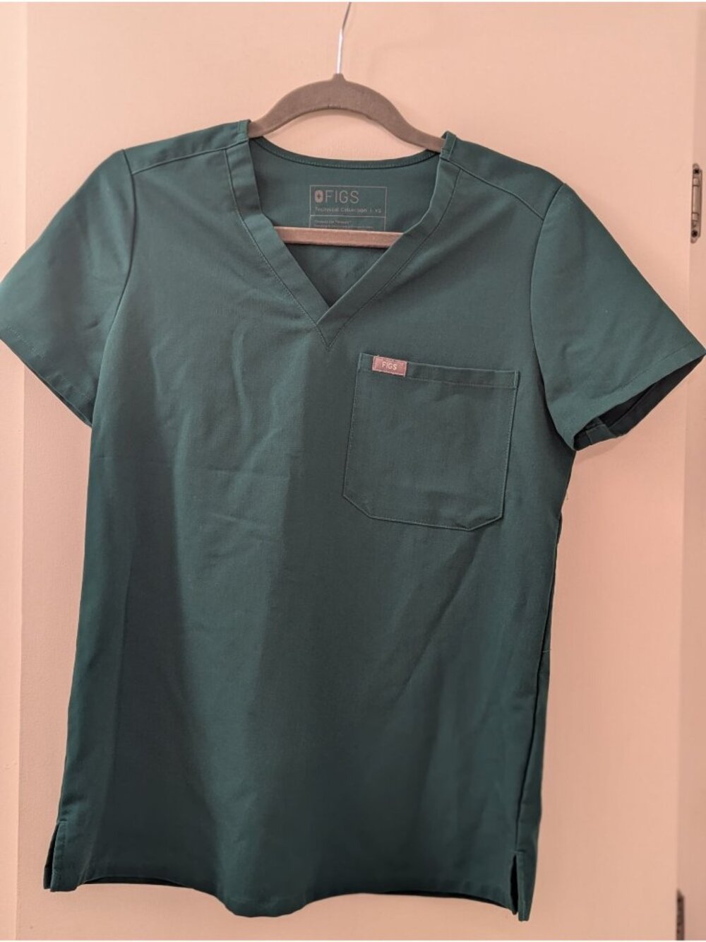 Figs Technical Collection Womens Scrub Top XS Green V-Neck Pocketed Durable Ligh